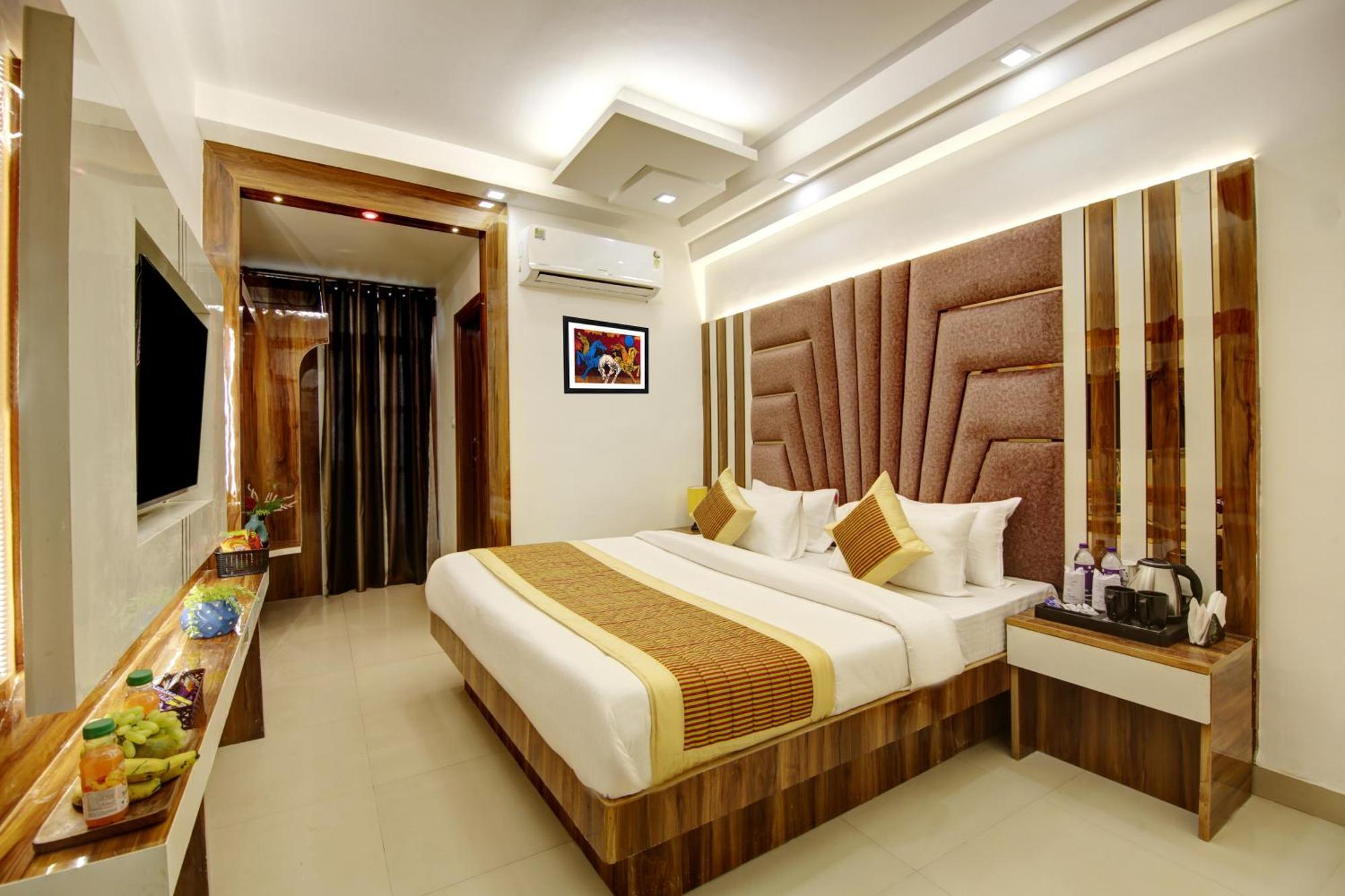 Star - Front Of Railway Station & 5 Minute From Connaught Place New Delhi