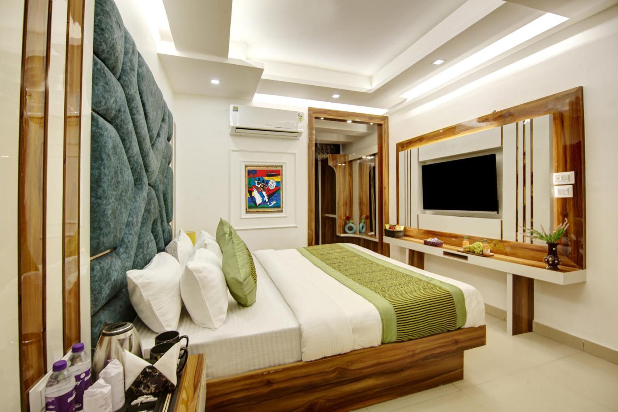 Star - Front Of Railway Station & 5 Minute From Connaught Place Hotel