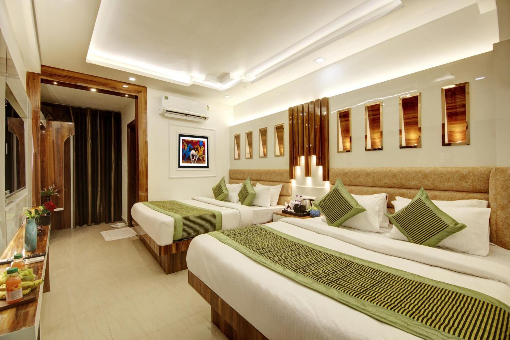 Star - Front Of Railway Station & 5 Minute From Connaught Place Hotel