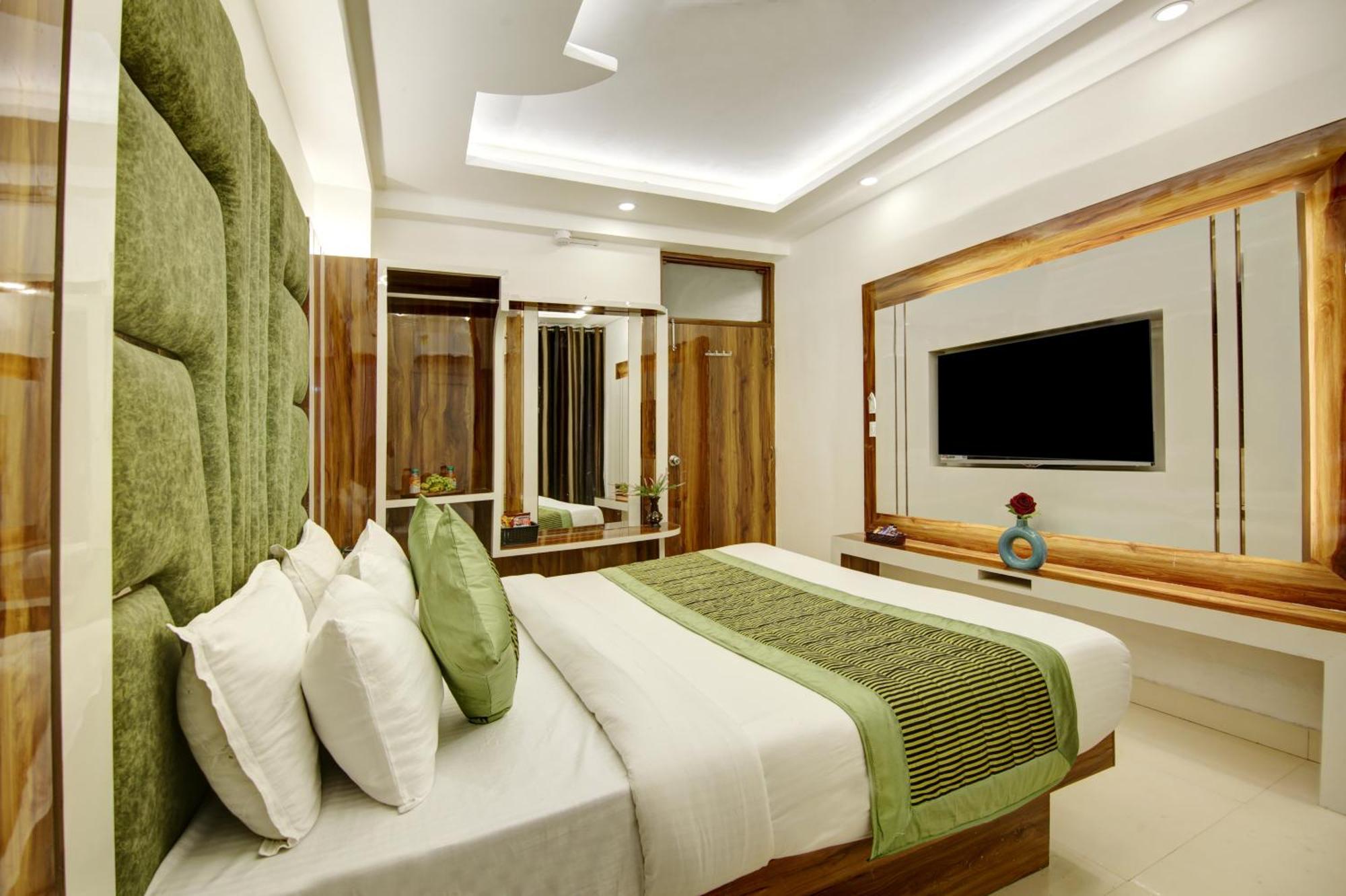 Star - Front Of Railway Station & 5 Minute From Connaught Place