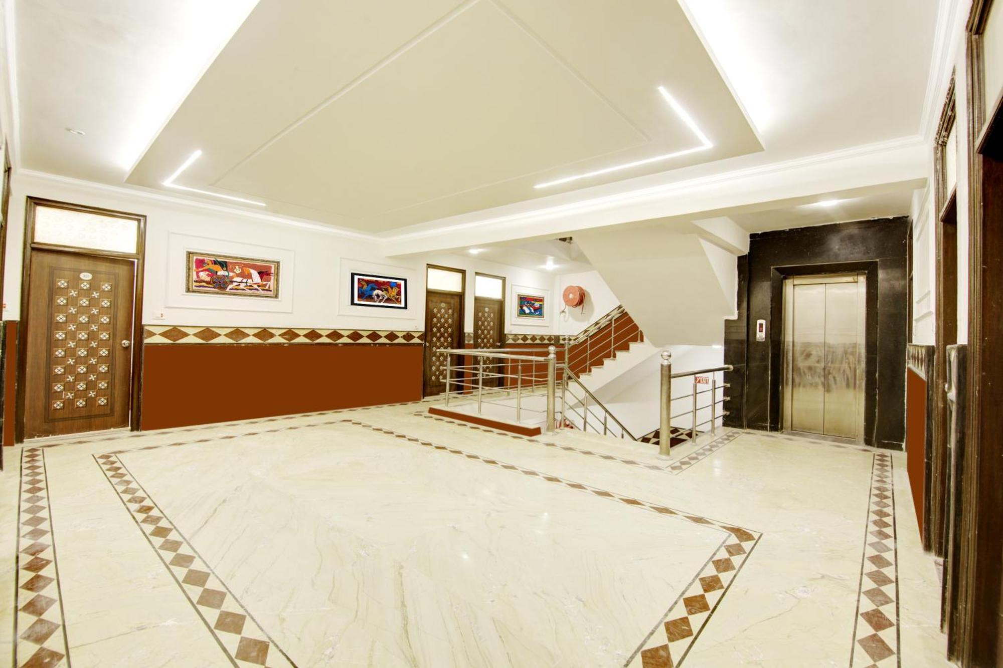 Star - Front Of Railway Station & 5 Minute From Connaught Place Hotel