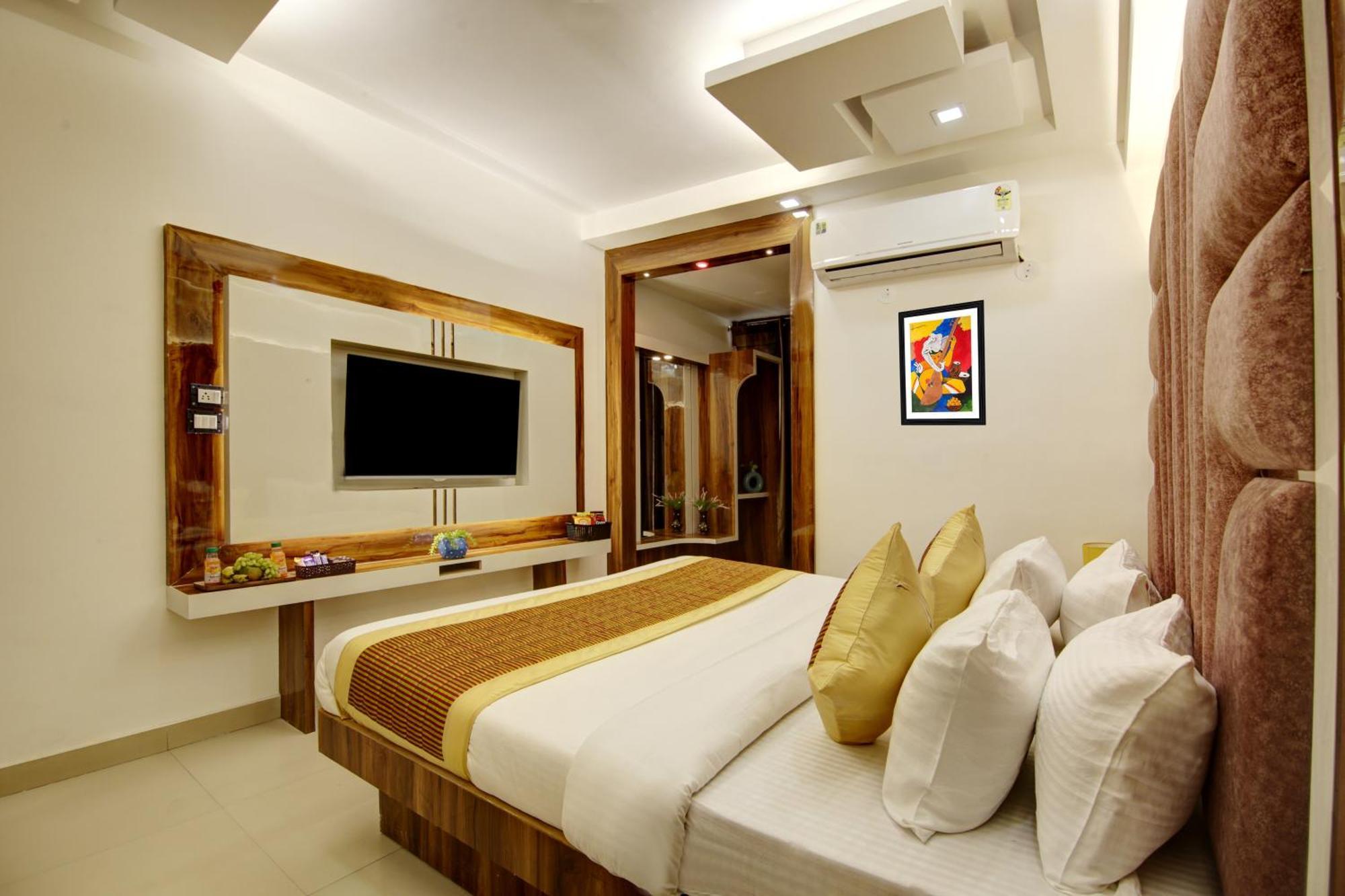 Hotel Star - Front Of Railway Station & 5 Minute From Connaught Place 4*
