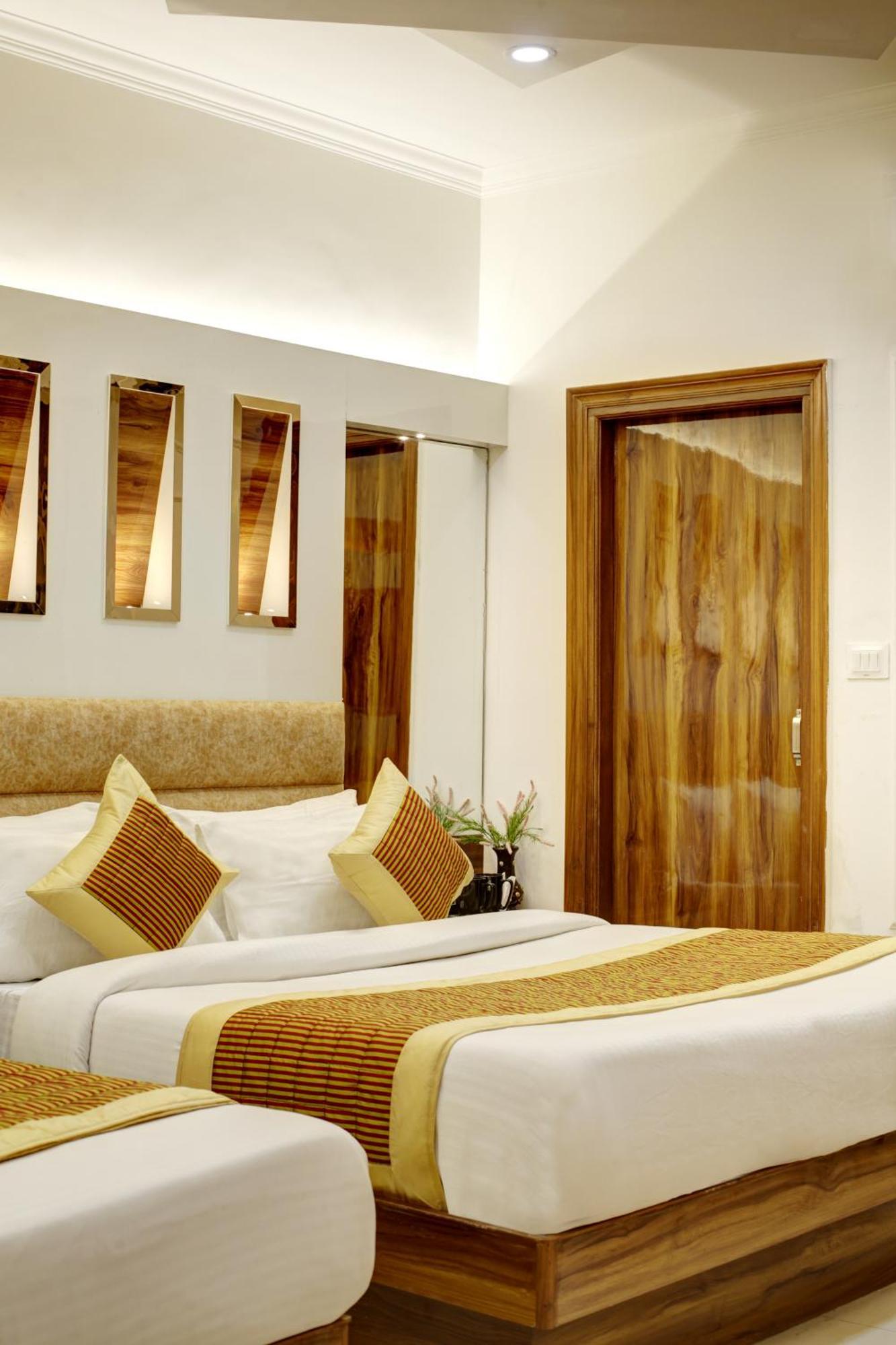 Hotel Star - Front Of Railway Station & 5 Minute From Connaught Place 4*