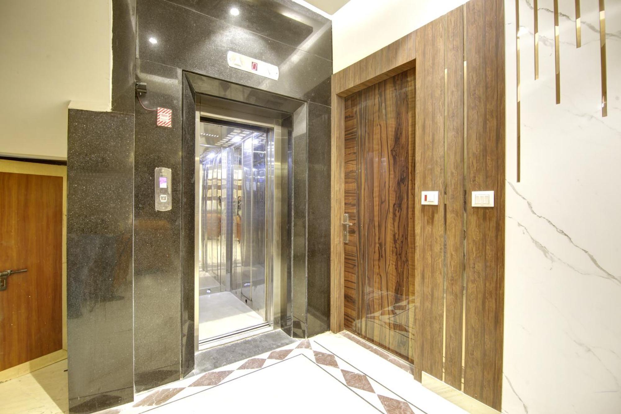 Star - Front Of Railway Station & 5 Minute From Connaught Place Hotel