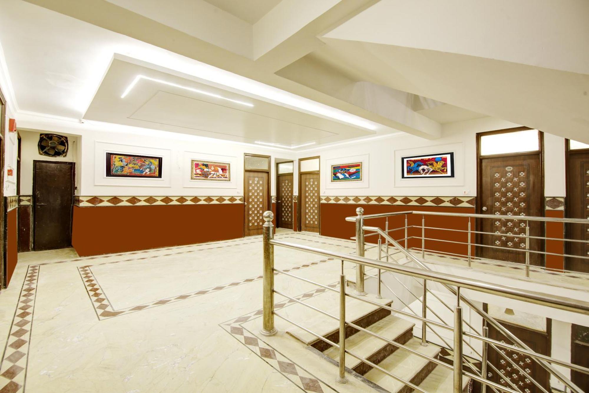 Hotel Star - Front Of Railway Station & 5 Minute From Connaught Place 4*