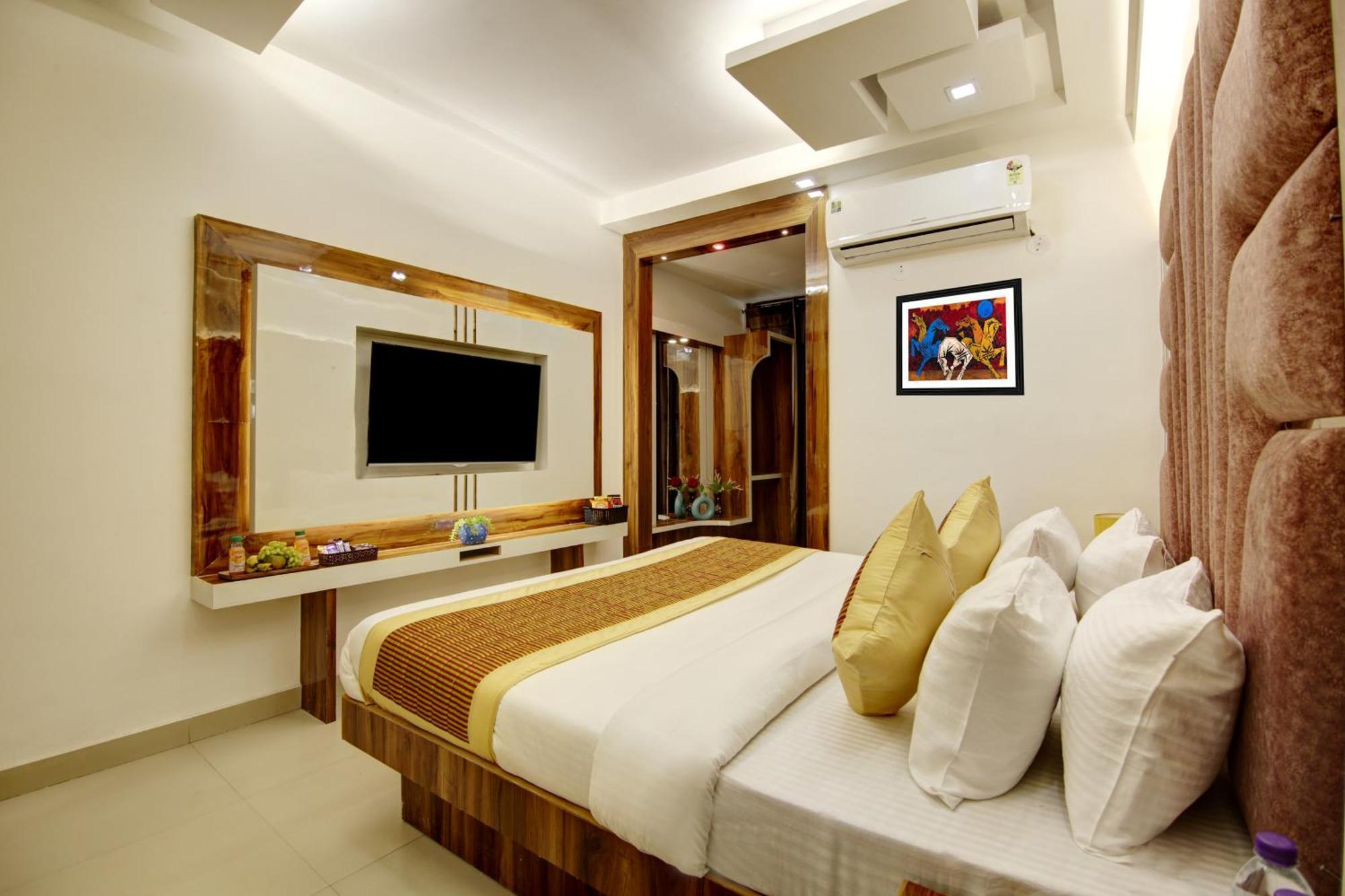 Star - Front Of Railway Station & 5 Minute From Connaught Place