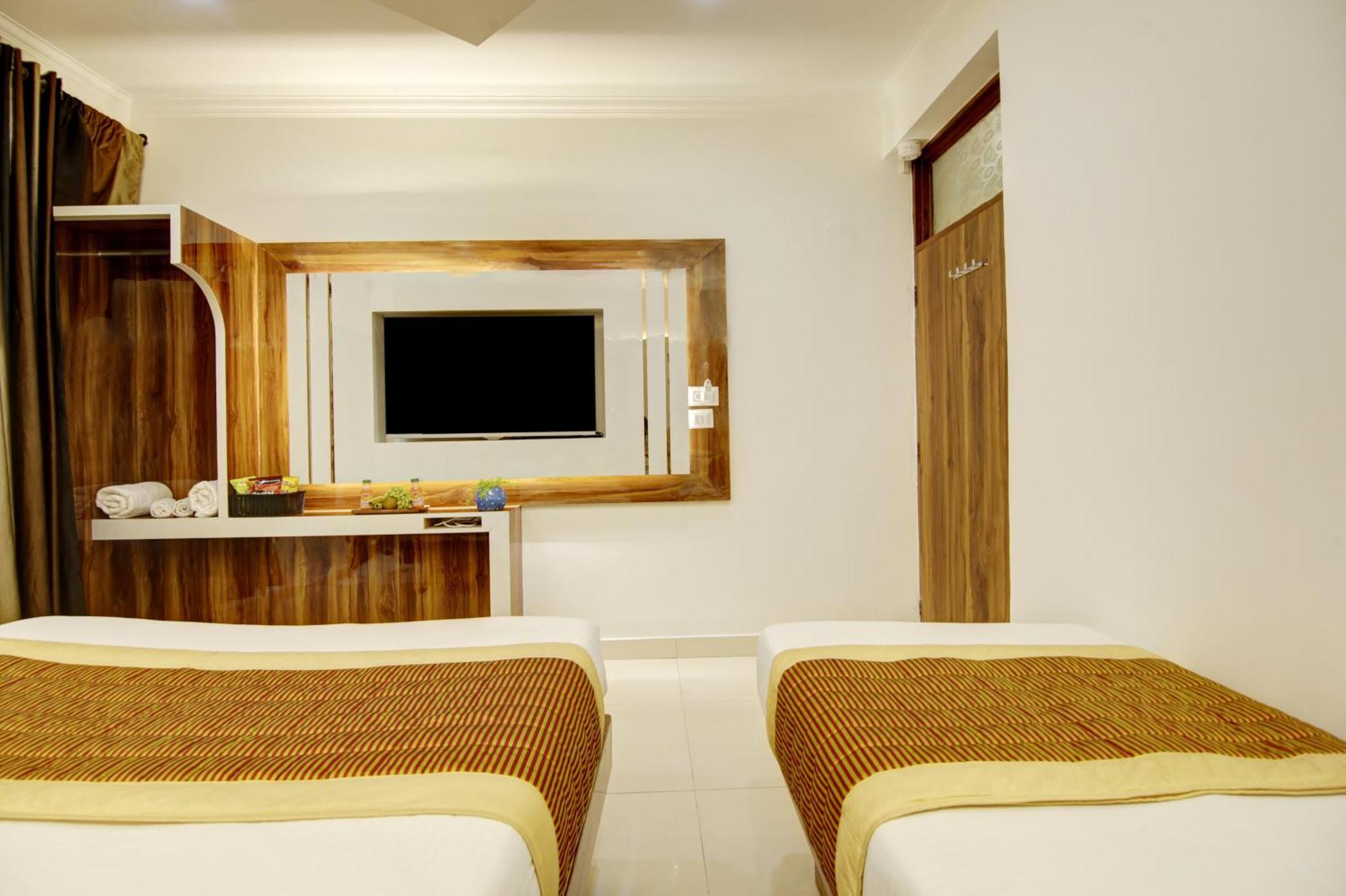Hotel Star - Front Of Railway Station & 5 Minute From Connaught Place 4*