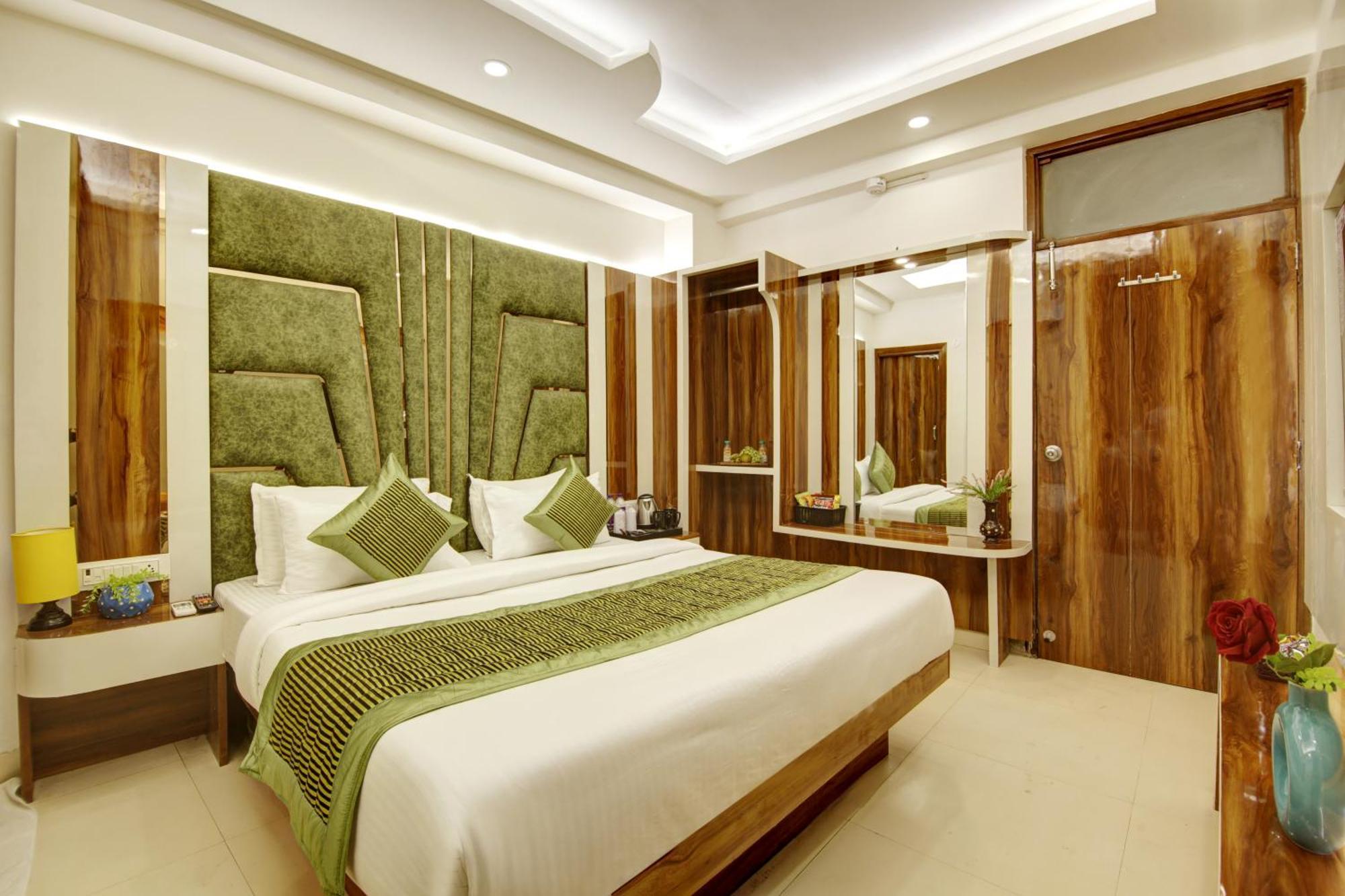 Hotel Star - Front Of Railway Station & 5 Minute From Connaught Place 4*